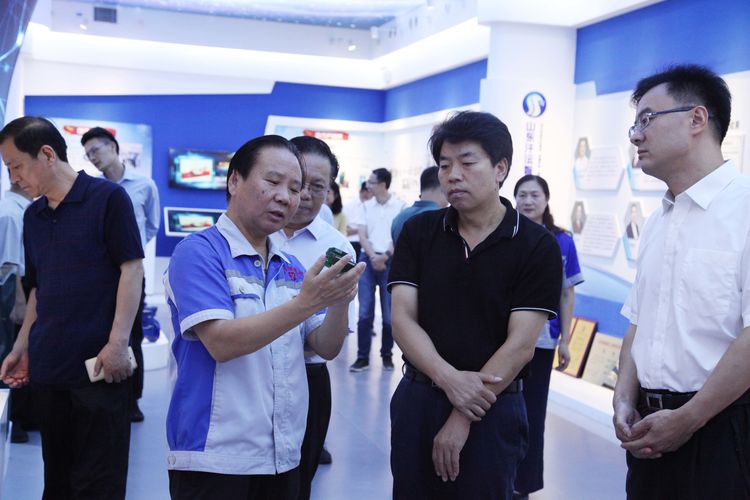 區(qū)委副書記孟學(xué)峰陪同全國(guó)總工會(huì)領(lǐng)導(dǎo)蒞臨居邦源